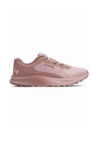 Baskets de sport rose clair avec une tige en mesh, des accents texturés, un col rembourré et une semelle amortissante. Présente un logo et la marque "CHARGED" sur le côté.