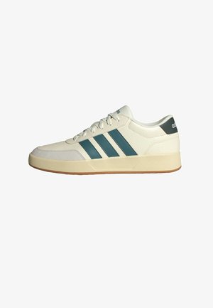 Sneaker bianchi in pelle con dettagli blu e tre strisce. Suola in gomma, parte superiore texture e design con punta rotonda. Chiusura con lacci.