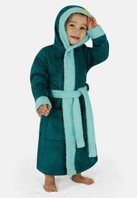Türkisfarbener und teal farbener Kapuzenbademantel aus weichem, strukturiertem Stoff mit einem Gürtel, ausgestattet mit einer Vorderseitentasche und hellblauen Akzenten.