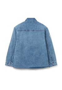 Giacca di jeans in azzurro chiaro con colletto, maniche lunghe e polsini con bottoni. Presenta dettagli di cucitura e un design minimalista.