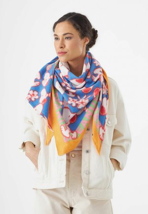 Bunte Fleece-Schal mit blauen, orangefarbenen und pinken Blumenmustern, einem dreieckigen Design und weicher Textur. Wird um den Hals getragen.