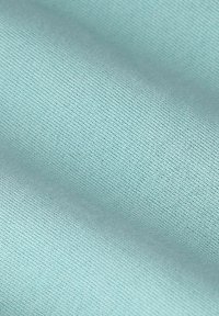 Tissu turquoise clair avec une surface lisse, légèrement texturée, présentant un motif de tissage uniforme. Pas de marques ni d'accents visibles.