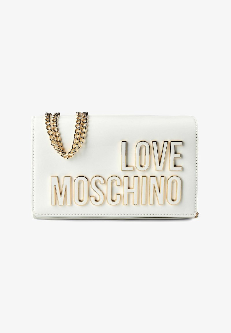 Witte rechthoekige schoudertas met gouden kettingband en verhoogde gouden letters die "LOVE MOSCHINO" spellen op de voorklep.