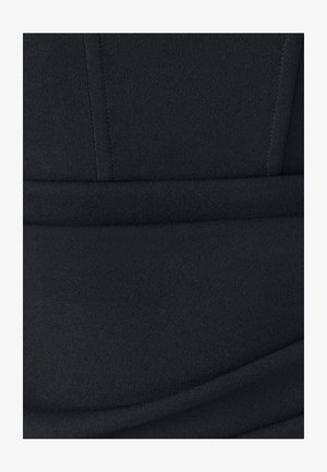 Crna tkanina haljine s glatkom, teksturiranom površinom. Ima šavove sa šivanjem i prilagođeni siluet, naglašavajući strukturirani dizajn.