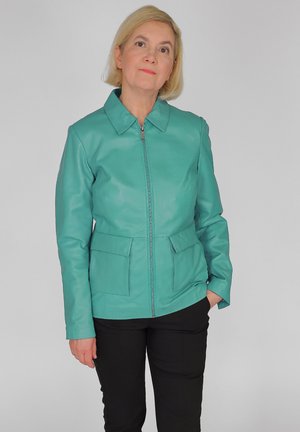 Teal læderjakke med krave, frontlynlås og to lavere lommer. Glat tekstur, skræddersyet pasform og struktureret design.