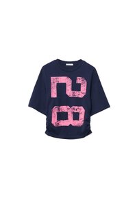 Mørkeblå kortærmet skjorte med lyserødt, slidt stort nummer "28" trykt på fronten, let rynket på den ene side.