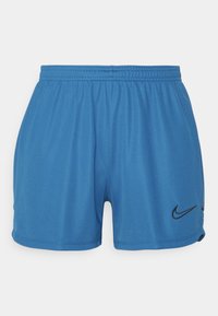 Sinisiä urheilu shortseja, jotka on valmistettu kevyestä kankaasta. shortsseille on elastinen vyötärö ja vasemmalla puolella on musta Nike-logo brodeerattuna.