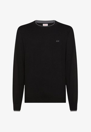 Zwarte langemouw crewneck trui met een klein wit geometrisch logo op de linkerborst en grijze afwerking op de halslijn en manchetten.