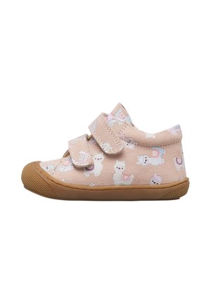 Scarpa per bambino piccolo rosa chiaro con suola in gomma e due strisce in velcro, decorata con lama bianca da cartone animato che indossa coperte colorate.