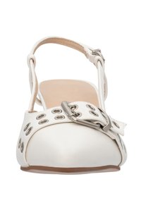 Zapato slingback de cuero blanco con punta afilada, gran hebilla metálica y acentos decorativos de ojales en la parte superior. Diseño de suela plana.