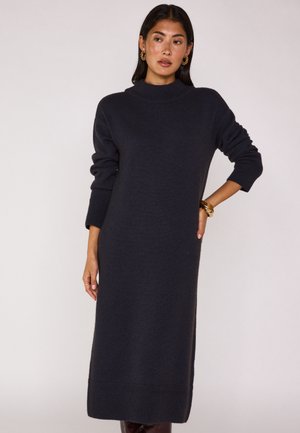 Abito lungo in maglia blu navy con collo alto, polsini e orlo a costine. Presenta una vestibilità rilassata e una texture liscia, progettato per il comfort.