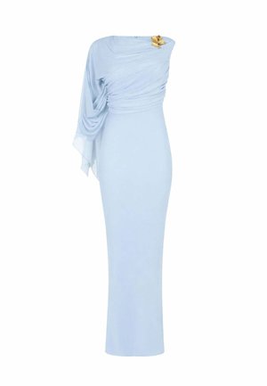 Abito da sera azzurro chiaro con una spalla scoperta, tessuto drappeggiato e spilla floreale dorata sulla spalla, lunghezza fino al pavimento e silhouette aderente.