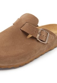 Sabot en daim marron avec une pointe ronde, sangle ajustable et boucle en métal, semelle intérieure moulée et semelle en caoutchouc texturé.