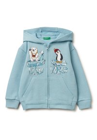 Felpa blu con zip realizzata in tessuto morbido, caratterizzata da una grafica di un orso polare e un pinguino sul petto, con tasche frontali e polsini a coste.