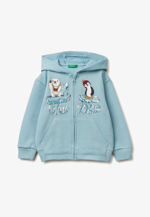 Sudadera azul con cremallera hecha de tejido suave, que presenta un gráfico de un oso polar y un pingüino en el pecho, con bolsillos frontales y puños acanalados.