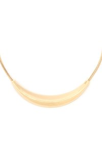 Collar en tono dorado que presenta un colgante de metal curvado y liso en una cadena delgada y flexible. Acabado pulido sin adornos adicionales.