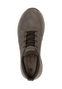 Brązowy skórzany sneaker z zaokrąglonym noskiem, sznurowanym zapięciem, wyściełanym kołnierzem, teksturowaną wkładką i kontrastowym przeszyciem. Gumowa podeszwa.
