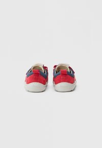 Baskets pour enfants en daim rouge et maille avec une semelle blanche, comportant un col rembourré et un arrière texturé. Marque "frodo" sur le talon.