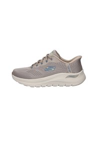 Scarpe sportive grigio chiaro realizzate in mesh traspirante, con una superficie testurizzata, suola imbottita e accenti blu sul logo e sui lacci.