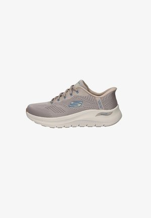 Scarpe sportive grigio chiaro realizzate in mesh traspirante, con una superficie testurizzata, suola imbottita e accenti blu sul logo e sui lacci.