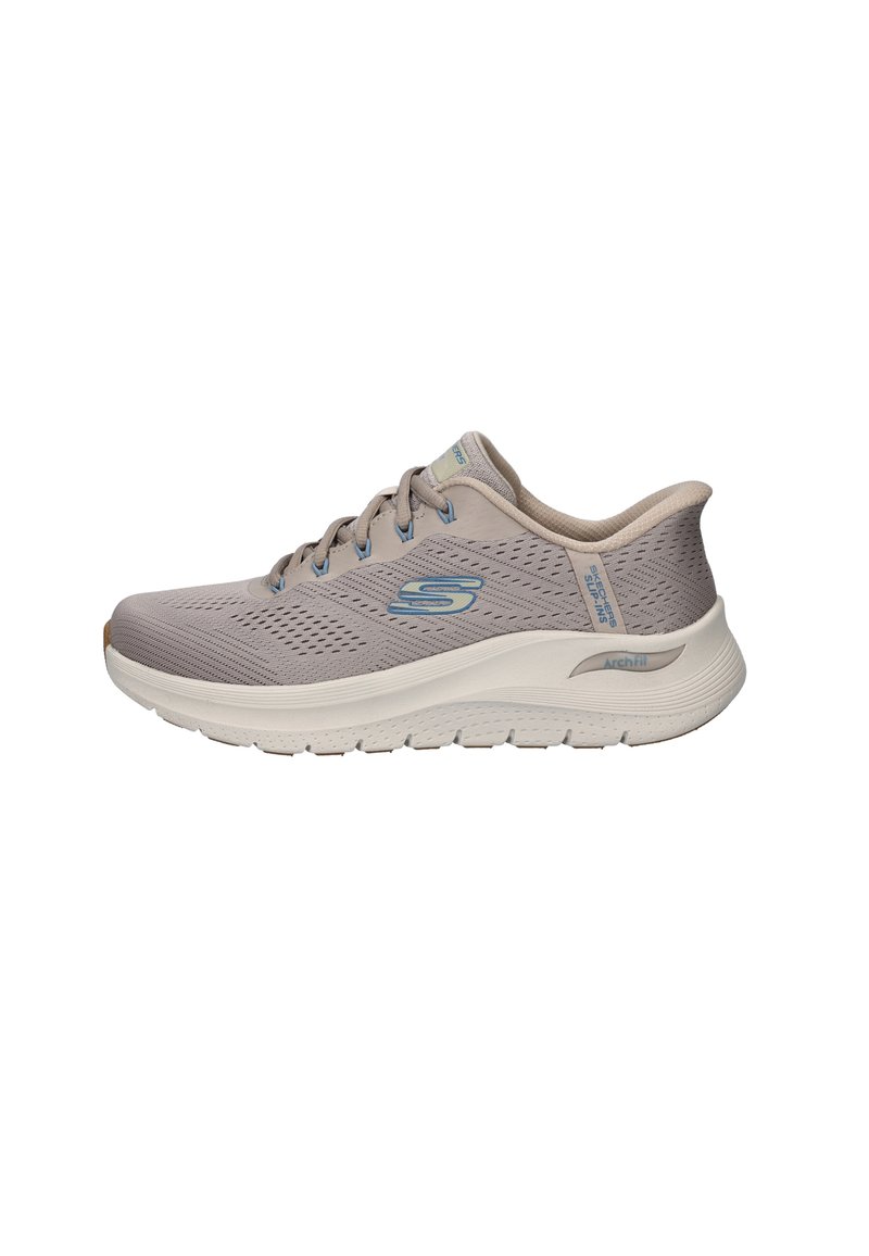 Scarpe sportive grigio chiaro realizzate in mesh traspirante, con una superficie testurizzata, suola imbottita e accenti blu sul logo e sui lacci.