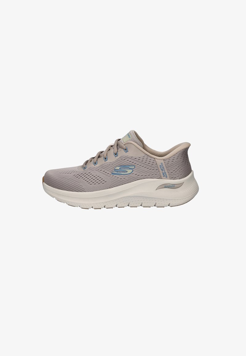 Lichtgrijze sportchoenen van ademend mesh, met een gestructureerd oppervlak, een gevoerde zool en blauwe accenten op het logo en de veters.