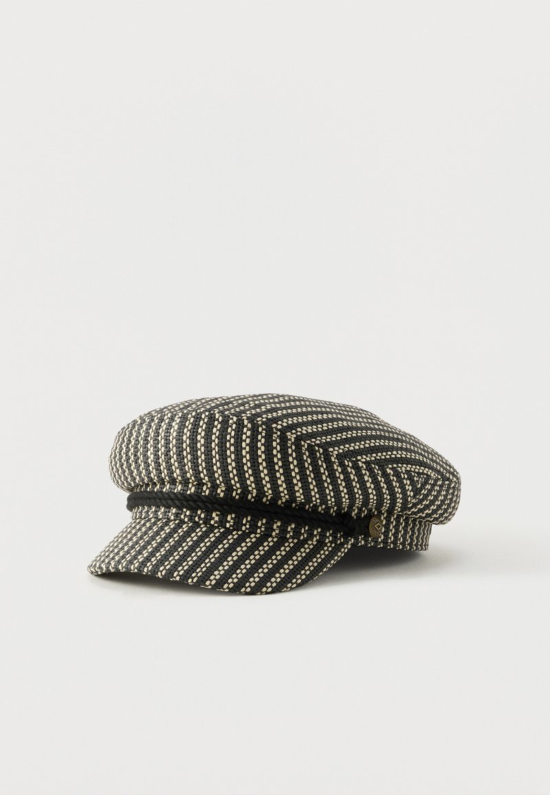 Casquette de capitaine en tissu tissé noir et beige avec bande tressée et petit emblème métallique sur fond blanc.