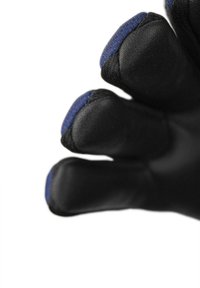 Guanto nero con superficie texturizzata, con accenti blu sulle punte delle dita. Progettato per aderenza e funzionalità. Visione ravvicinata delle dita.