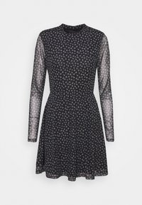 Schwarzes Kleid mit langen transparenten Ärmeln, das ein florales Muster in Weiß zeigt. Enganliegendes Oberteil und ausgestellter Rock.