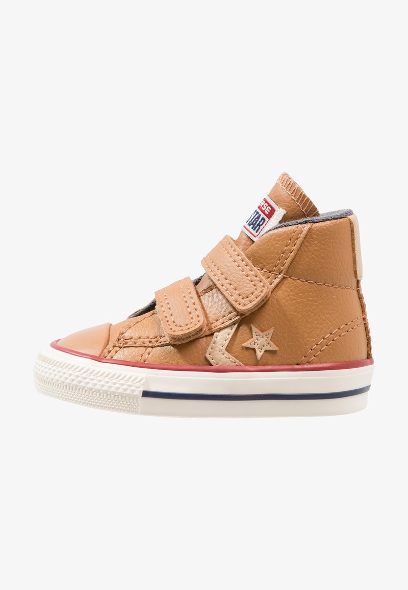 Tan højtop lædersneaker med to velcroremme, hvid gummisål med røde og blå striber og stjernelogo på siden.