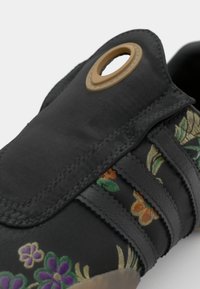 adidas Originals TAEKWONDO MEI - Mokasīni - core black/gold metallic