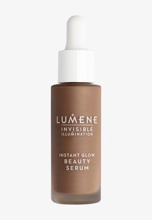 Bouteille en verre dépoli marron avec bouchon compte-gouttes blanc, étiquetée « Lumene Invisible Illumination Instant Glow Beauty Serum ».