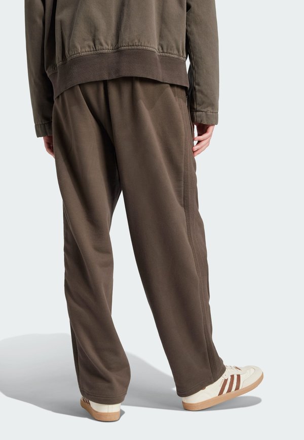 WIDE - Tracksuit bottoms - shadow olive3