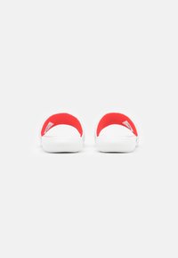 Nike Sportswear VICTORI ONE SLIDE - Mulas - summit white/metallic gold/chile red