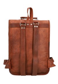 Mochila de cuero marrón con dos correas ajustables para los hombros, un asa superior y herrajes de metal. Presenta una textura suave y un diseño minimalista.