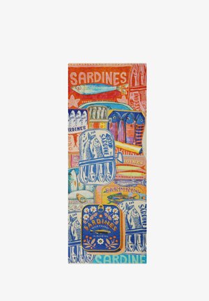 Collage d’étiquettes colorées de boîtes de sardines avec des illustrations de sardines, poissons, fleurs et texte dans différentes polices et couleurs.