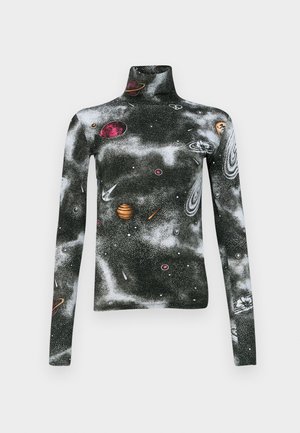 Juodasis ilgomis rankovėmis golfo megztinis su kosmine spauda, vaizduojančia planetas ir žvaigždes, pagamintas iš glotnaus, tamprus audinio.