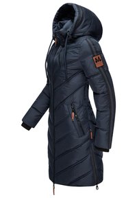 Marineblauwe pufferjas met een capuchon, diagonaal doorgestikt patroon, zwarte accenten, twee met rits afsluitbare zakken en een merkpatch op de mouw.