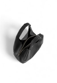 Borsa tote in pelle nera con apertura superiore, dotata di una tasca interna con cerniera con dettagli in metallo dorato e texture liscia.