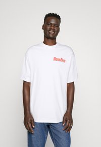 New Era GRAPHIC TEE - Camiseta estampada - white
