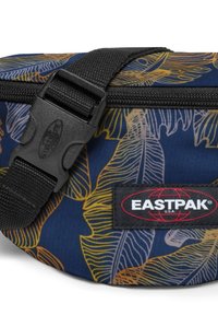 Marsupio blu con un motivo a foglie in giallo e bianco, dotato di una cintura regolabile nera e una fibbia, insieme a un'etichetta del logo Eastpak.
