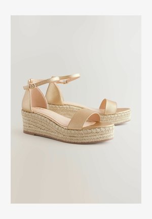 Gouden wig sandaaltjes met een gestructureerde bovenzijde, een enkelbandje en een jute-wikkelde platform, met een soepele teband en een lichtbruine zool.