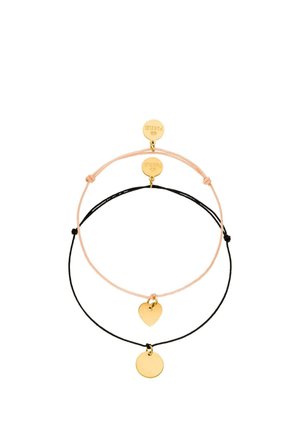 Zwei verstellbare Kordelarmbänder, eines pink mit einem goldenen Herzanhänger, eines schwarz mit einem goldenen runden Anhänger, beide mit goldenen Markentags.
