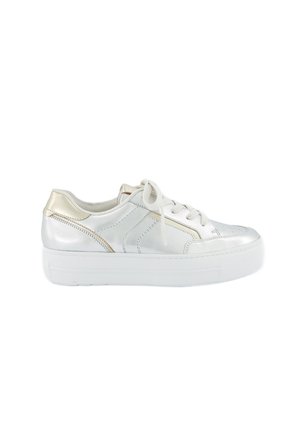 Weiße Leder-Sneaker mit metallischen silbernen Akzenten, runder Zehenpartie, dicker weißer Sohle und Schnürsenkeln. Dezente Ziernähte sind sichtbar.