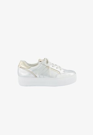 Weiße Leder-Sneaker mit metallischen silbernen Akzenten, runder Zehenpartie, dicker weißer Sohle und Schnürsenkeln. Dezente Ziernähte sind sichtbar.