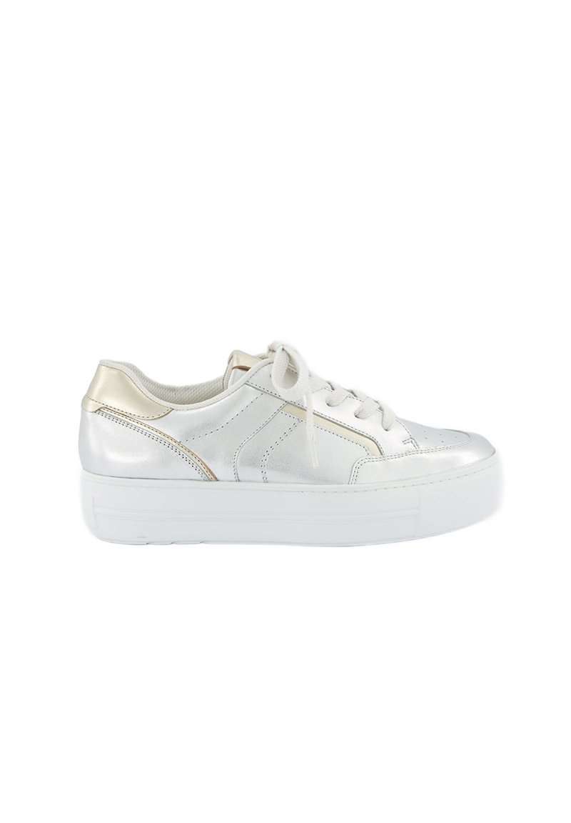Sneaker bianco in pelle con accenti metallici argento, caratterizzato da una punta arrotondata, suola spessa bianca e lacci. Dettagli di cucitura sottili visibili.