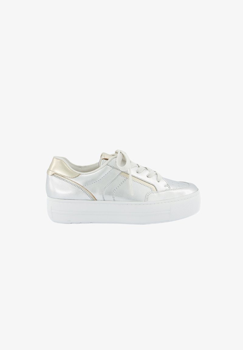 Weiße Leder-Sneaker mit metallischen silbernen Akzenten, runder Zehenpartie, dicker weißer Sohle und Schnürsenkeln. Dezente Ziernähte sind sichtbar.