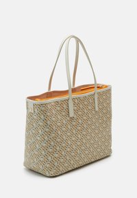 Borsa a tote intrecciata in beige chiaro con motivo testurizzato, con dettagli in pelle marrone, manici doppi e chiusura a zip arancione.