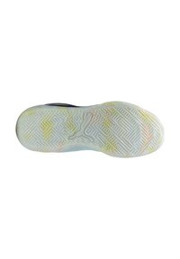 Suola di scarpa Puma con un design in gomma traslucida, caratterizzata da un motivo a spina di pesce e logo, principalmente in bianco con accenti gialli e rosa.