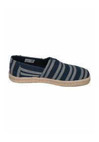 Marine canvas espadrille met crèmekleurige strepen, instapontwerp en een jute touwzool. Heeft een zachte textuur en een ronde neus.